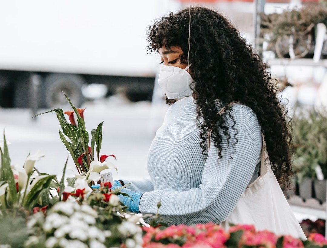 woman-face-mask-flowers-pexels-uriel-mont-6280951