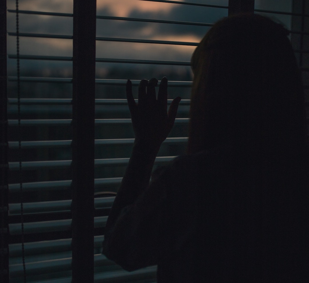 girl-on-window-pexels-guilherme-rossi-1995550