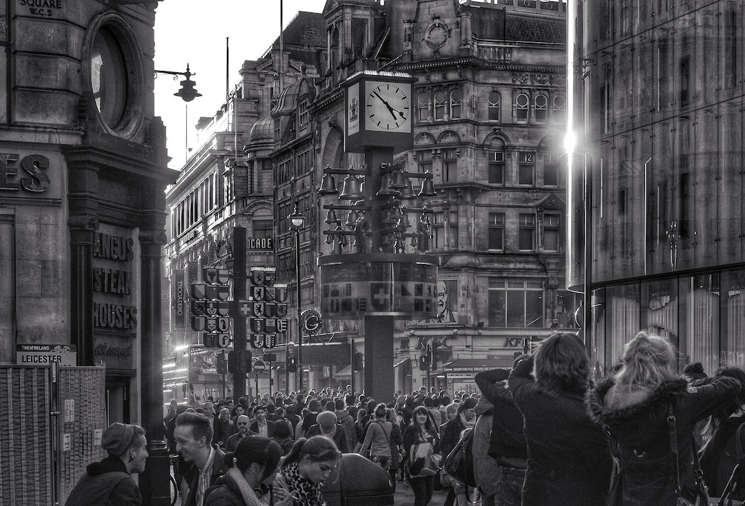 london-crowd-viktor-forgacs-6bMyJEvr-Cw-unsplash