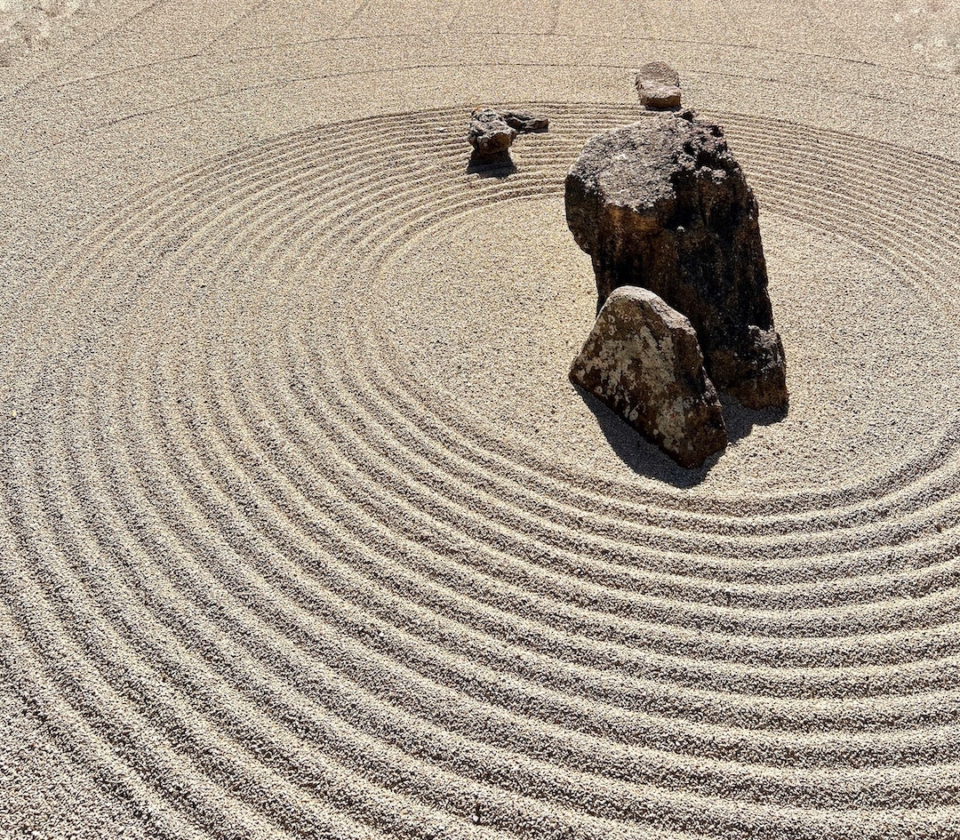 japanese-zen-garden-jennifer-goolsby-d9hhl8JXySg-unsplash